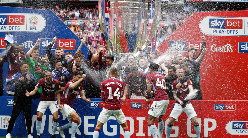 "Aston Villa" futbolisti priecājas par iekļūšanu Premjerlīgā. Foto: AFP/Scanpix