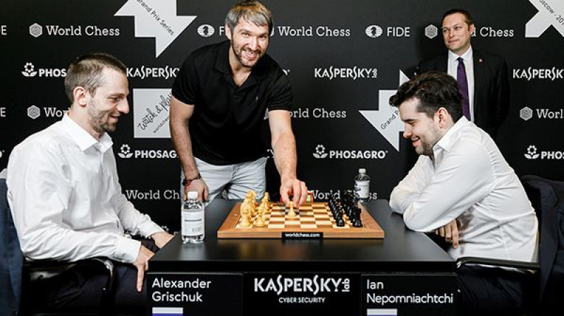 Aleksandrs Ovečkins veic simbolisko pirmo gājienu Jana Ņepomņaščija un Aleksandra Griščuka cīņā. Foto: FIDE