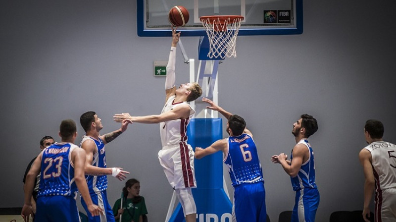 Francis Lācis spēlē pret Azerbaidžānu. Foto: FIBA