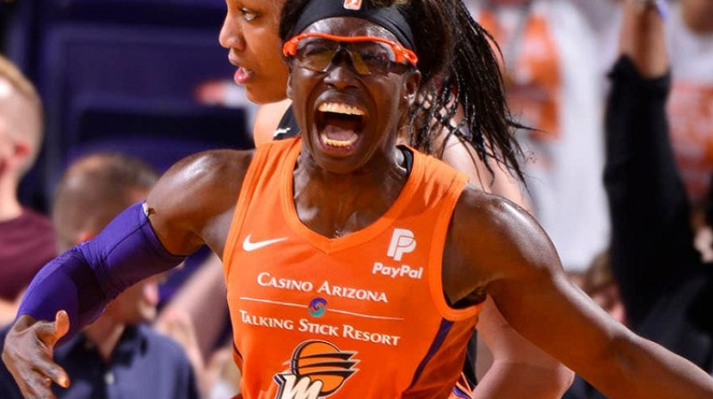 Esense Kārsone: uzvaras tālmetiens 46 sekundes pirms pamatlaika beigām. Foto: WNBA