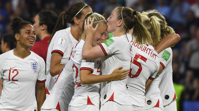 Anglijas sieviešu futbola izlases spēlētāju prieki. Foto: Damien Meyer/AFP/Scanpix