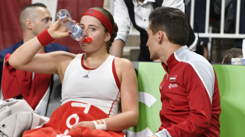 Aļona Ostapenko un Adrians Žguns. Foto: Romāns Kokšarovs, f64