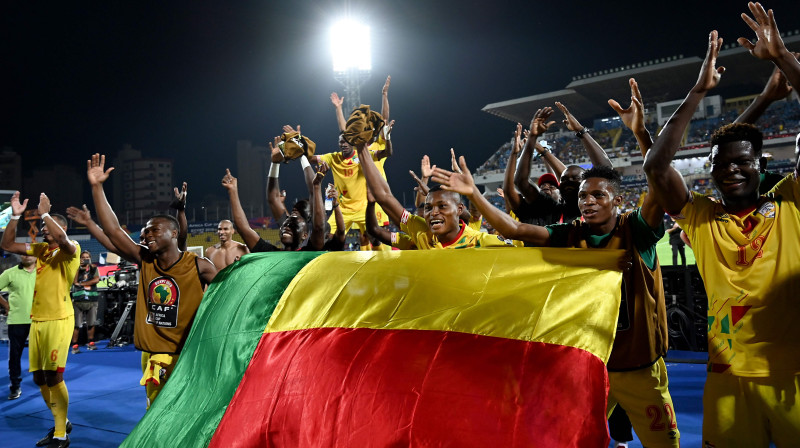 Beninas futbola izlases spēlētāju svinības par godu vēsturiskai iekļūšanai Āfrikas Nāciju kausa izcīņas astotdaļfinālā. Foto: Ozan Koce/AFP/Scanpix