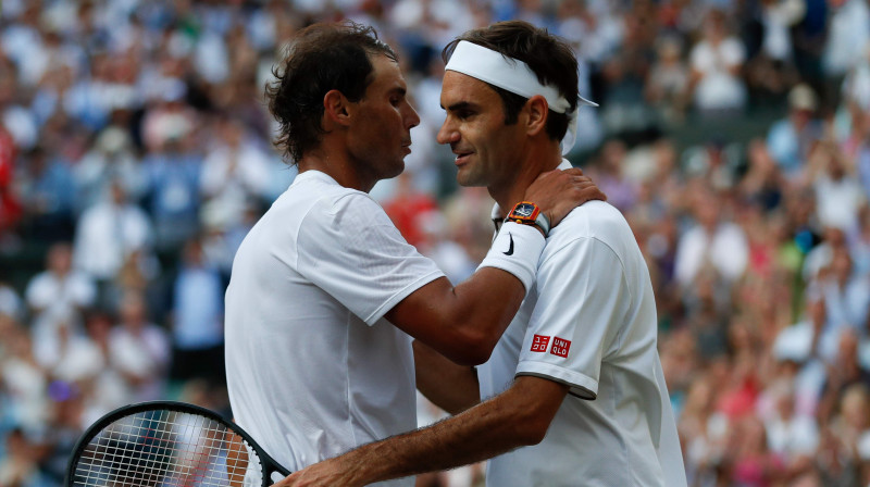Rafaels Nadals un Rodžers Federers pēc abu 40. cīņas. Foto: AFP/Scanpix