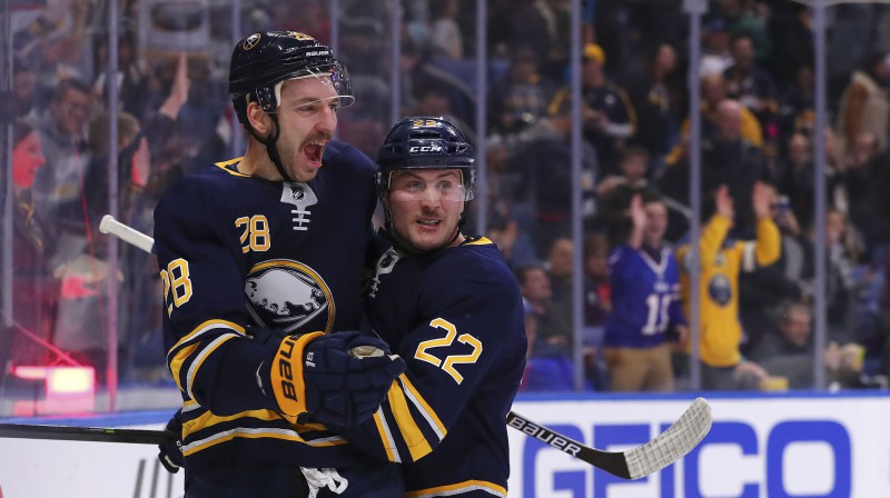 Zemgus Girgensons un Jūhans Lāšons. Foto: USA Today Sports/Scanpix