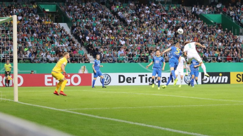 Kārlis Plendišķis (nr. 5) gaisa divcīņā pret Jūju Osako. Foto: delmenews.de