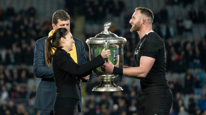 "All Blacks" kapteinis Kīrans Rīds saņem Bledislo kausu no Jaunzēlandes premjerministres Džasindas Ardernas rokām.
Foto: AFP/Scanpix