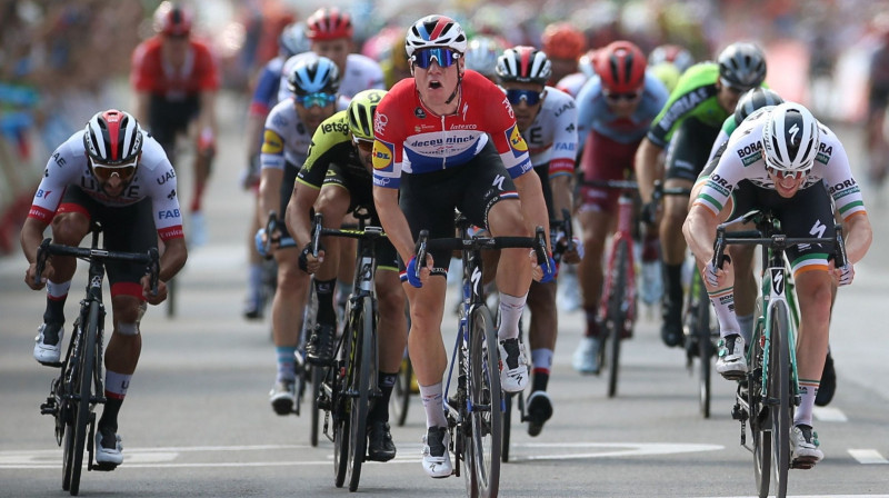 Fabio Jakobsens (centrā) un Sems Benets (pa labi) finišā. Foto: EPA/Scanpix