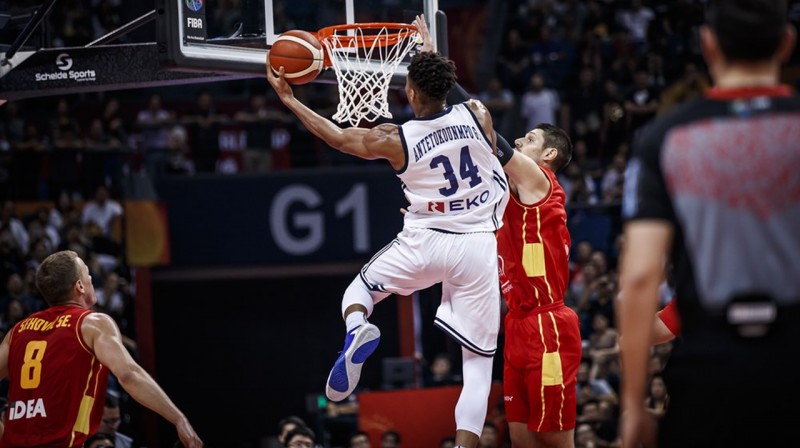 Jannis Adetokunbo iekaro Melnkalnes grozu. Foto: FIBA