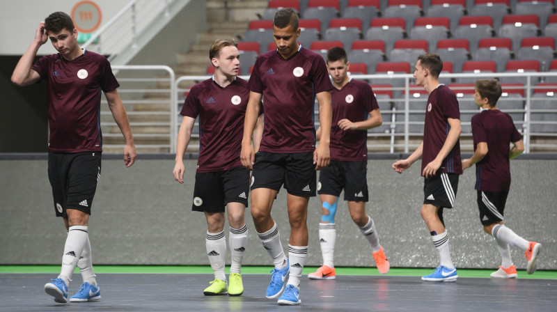 Latvijas U19 telpu futbola izlase pirmsspēles treniņā / Foto: Romāns Kokšarovs/f64