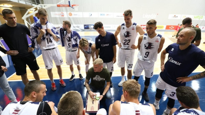 Kristaps Zeids un Liepājas basketbolisti. Foto: Ģirts Gertsons