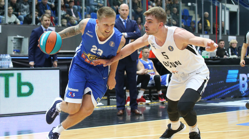 Aigars Šķēle ar bumbu. Foto: VTB League