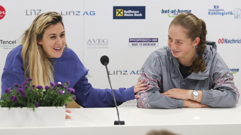 Mariona Bartoli un Aļona Ostapenko Lincā. Foto: imago/Scanpix