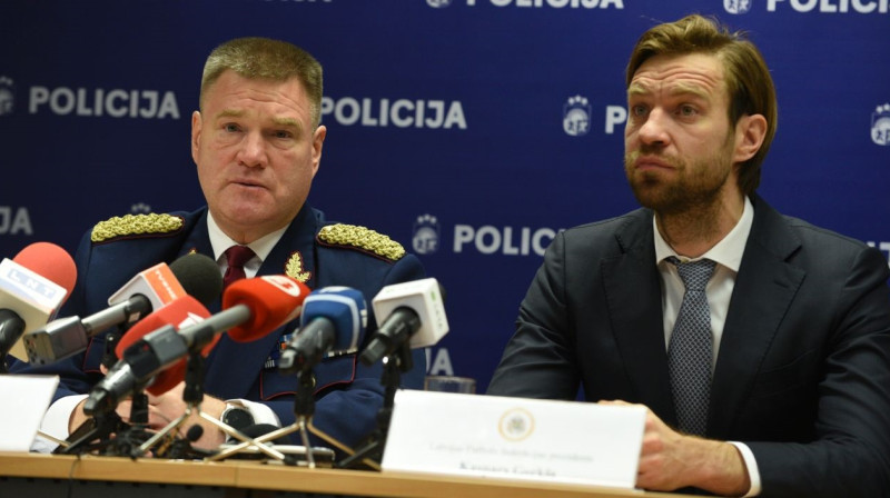 Valsts Policijas priekšnieks Ints Ķuzis un Latvijas Futbola federācijas prezidents Kaspars Gorkšs.
Foto: Romāns Kokšarovs, F64