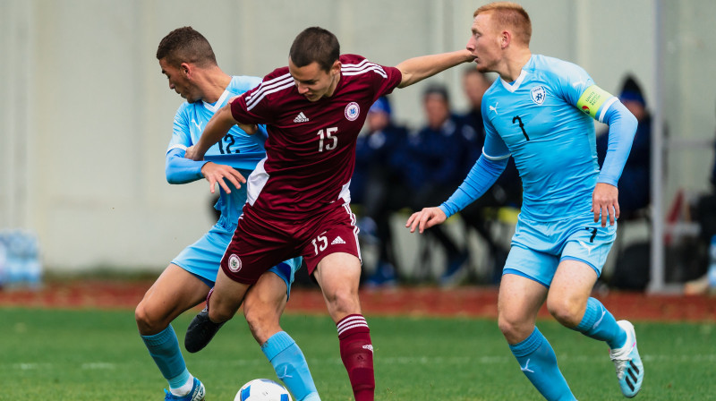 Roberts Zelmanis (Nr. 15) cīņā par bumbu. Foto: LFF