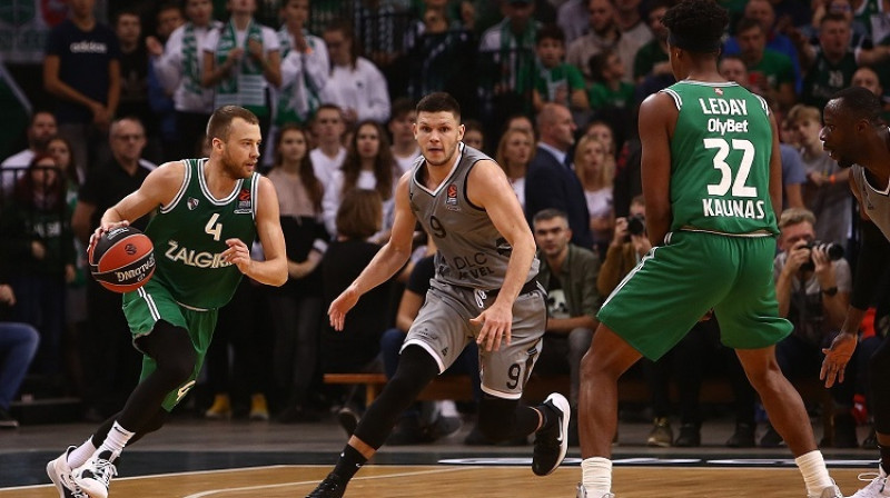 Rihards Lomažs cīņā ar Luku Lekaviču. Foto: Euroleague