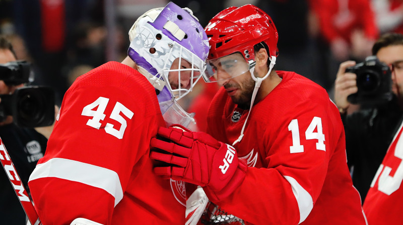 Detroitas "Red Wings" vārtsargs Žonatans Berņē un komandas jaunpienācējs Robijs Fabri. Foto: Rick Osentoski/USA Today Sports/Scanpix