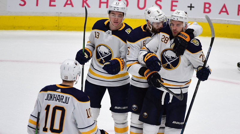 Bufalo "Sabres" hokejisti apsveic Zemgu Girgensonu (Nr. 28). Foto: Anne-Marie Sorvin/USA Today Sports/Scanpix