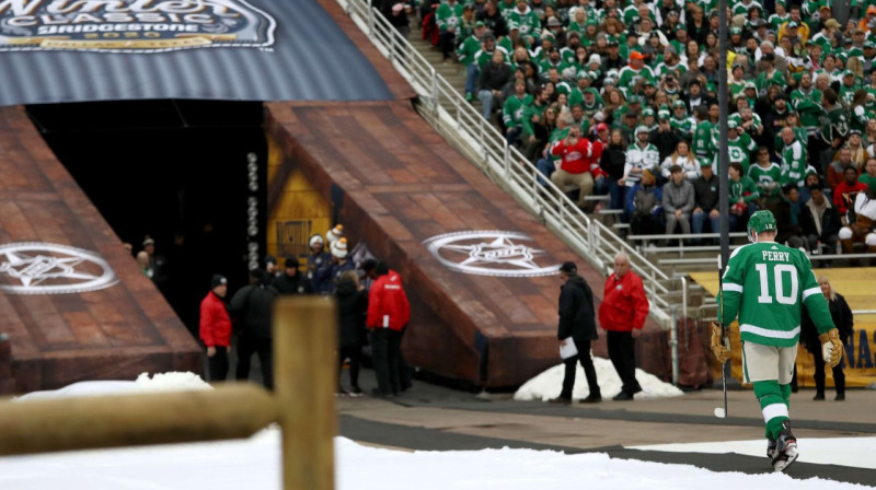 Korijs Perijs, atstājot ledus laukumu "Cotton Bowl" stadionā 1. janvārī. Foto: AFP / Scanpix