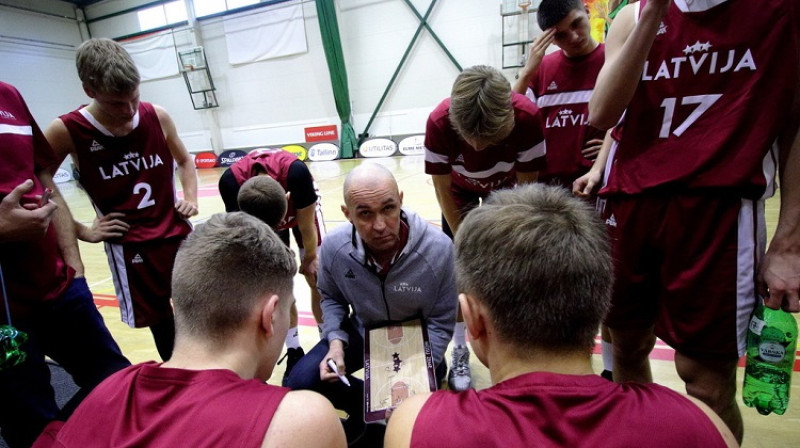 Latvijas U16 izlase un galvenais treneris Agris Galvanovskis. Foto: Siim Semiskar, basket.ee