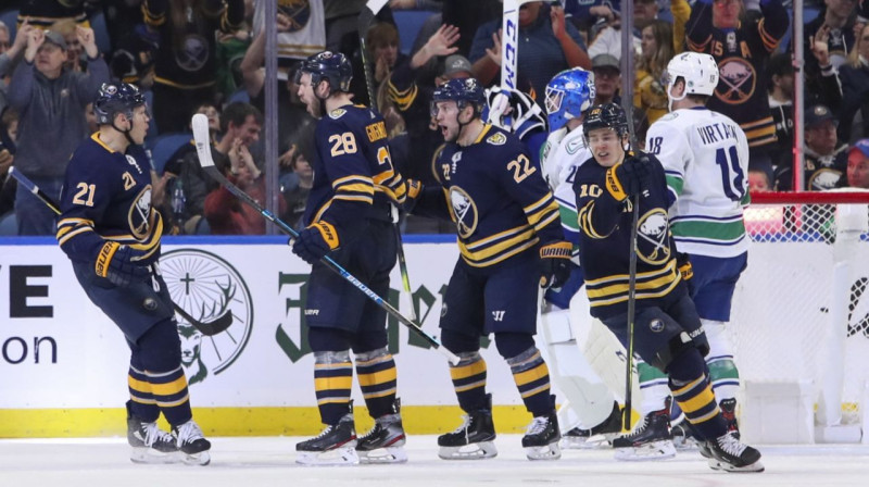 Zemgus Girgensons (#28) un komandas biedri. Foto: AFP / Scanpix