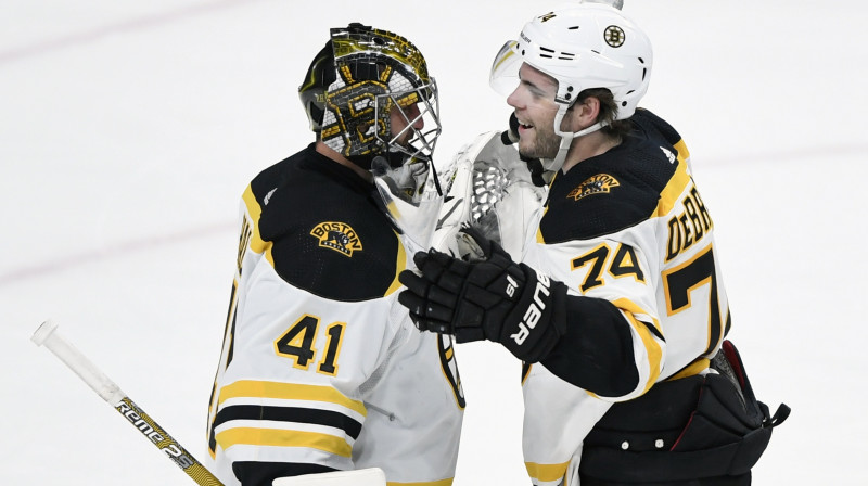 Bostonas "Bruins" vārtsargs Jaroslavs Halāks un uzbrucējs Džeiks Debrasks. Foto: Hannah Foslien/AP/Scanpix