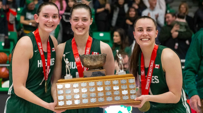 Megana Alstroma, Sabīne Dukāte, Libija Epoka ar "Canada West" kausu. Foto: Saskatchewan Huskies