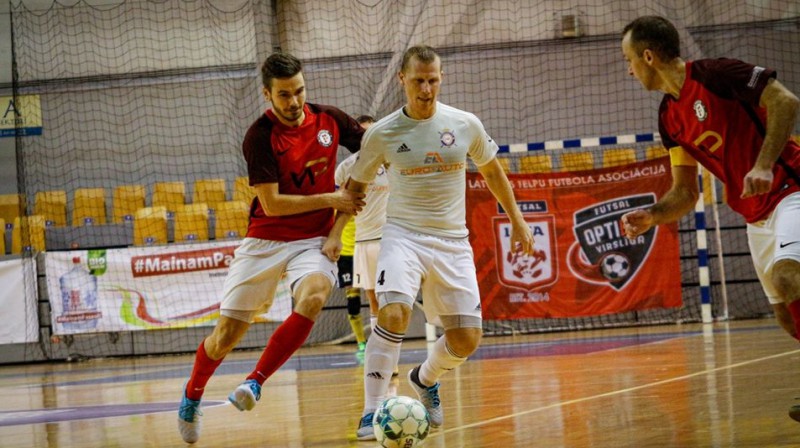 Germans Matjušenko pret Romānu Rožkovski. Foto: A. Pupurāns/www.futsal.lv/Petrow FC