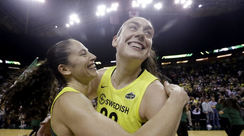 WNBA zvaigznes Sjū Bērda un Breana Stjuarte. Foto: AP/Scanpix