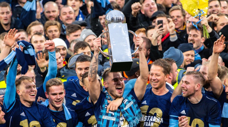 Stokholmas "Djurgarden" ar izcīnīto trofeju. Foto: imago images/Bildbyran/Scanpix