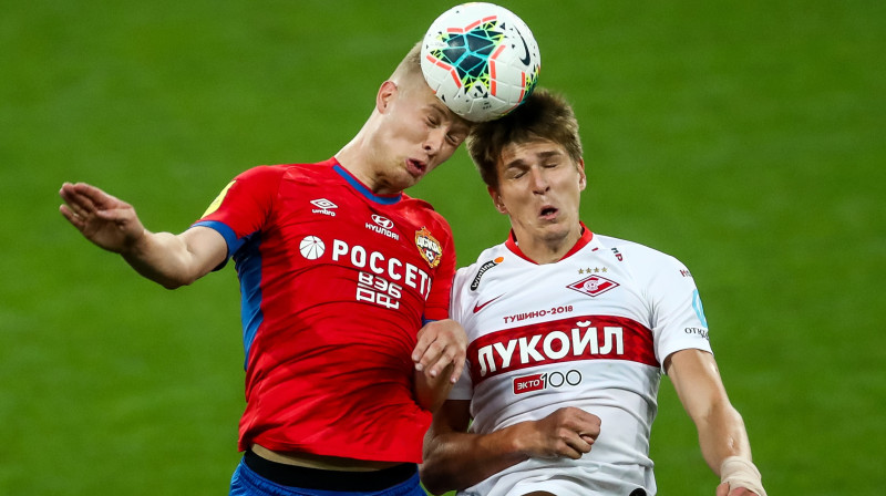 Cīņa par bumbu CSKA un "Spartak" spēlē. Foto: Stanislav Krasilnikov/TASS/Scanpix