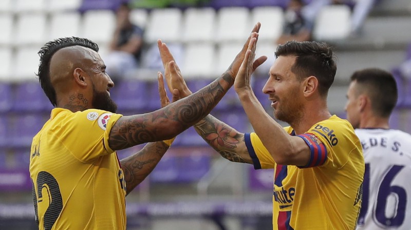 Arturo Vidals un Lionels Mesi. Foto: AP/Scanpix