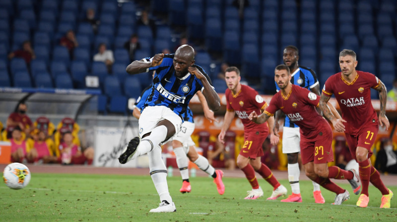 Romelu Lukaku realizē 11 metru soda sitienu. Foto: Alberto Lingria/Reuters/Scanpix