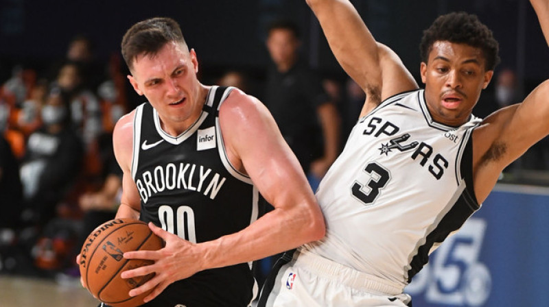 Rodions Kurucs un Keldons Džonsons. Foto: Garrett Ellwood/NBAE.