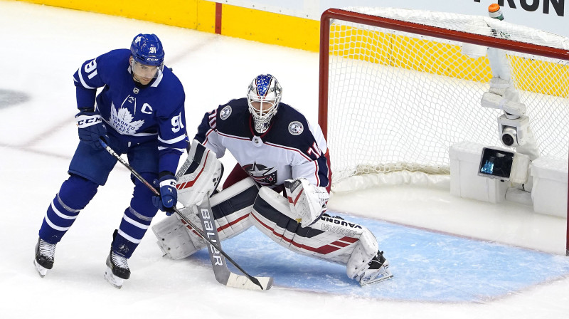 ''Maple Leafs'' zvaigznei Džonam Tavaresam pirmajā spēlē neizdevās pārspēt Jonasu Korpisalo. Foto: AFP/Scanpix