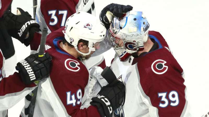 Pāvels Francouzs saņem komandas biedru apsveikumus. Foto: AFP / Scanpix