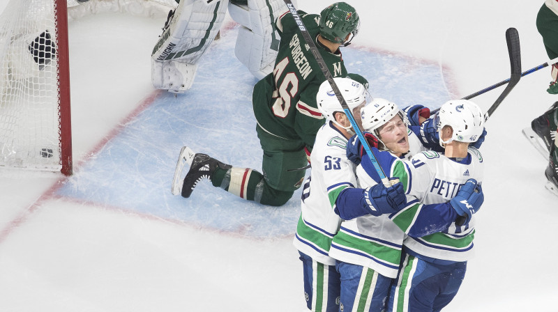 Vankūveras "Canucks" hokejisti svin vārtu guvumu. Foto: The Canadian Press/PA Images/Scanpix