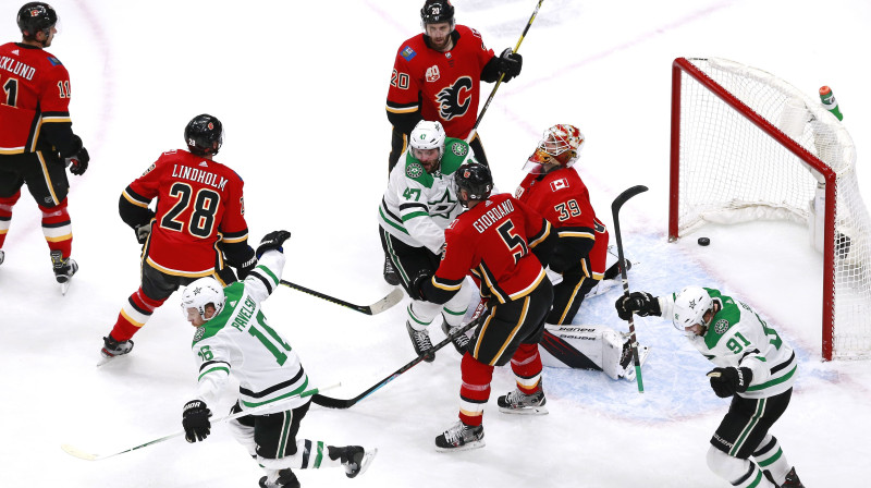 Džo Pavelskis noformē sev <i>hat-trick</i>. Foto: AFP/Scanpix