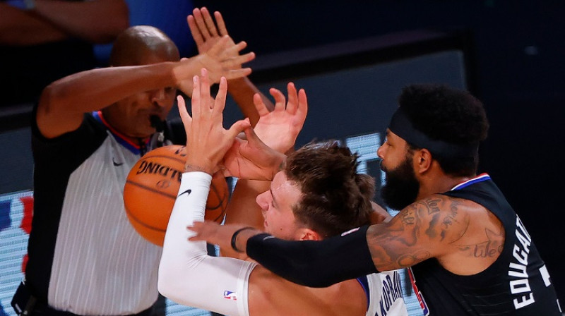 Markuss Moriss un Luka Dončičs sērijas sestajā spēlē 30. augustā. Foto: AFP/Scanpix