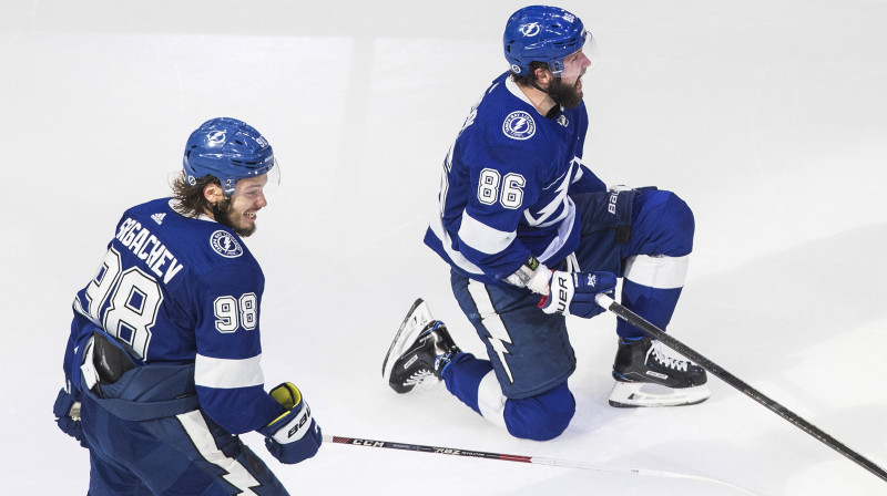 Ņikita Kučerovs (pa labi) pēc uzvaras vārtu guvuma. Foto: Jason Franson/AP/Scanpix