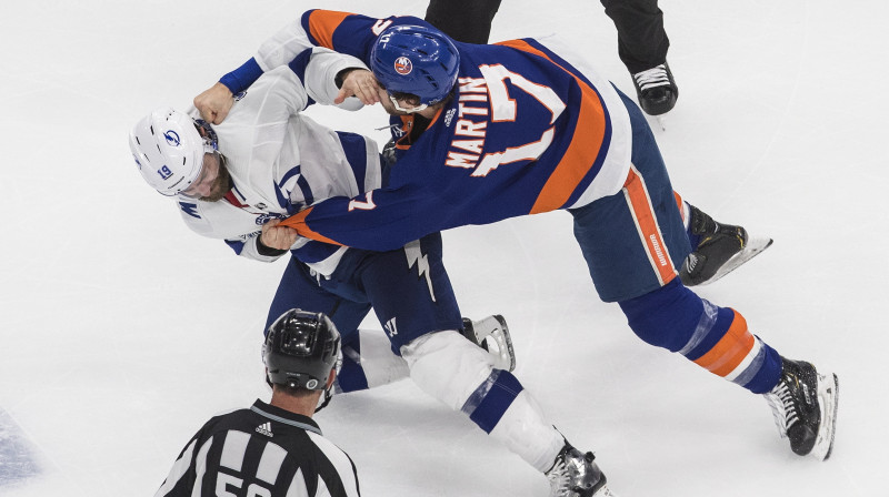 Mets Mārtins un Barklajs Gudrovs izvicina dūres. Foto: Jason Franson/AP/Scanpix