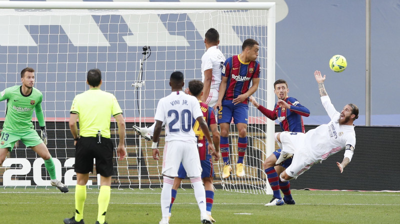 Serhio Ramoss krīt Madrides "Real" soda laukumā. Foto: Reuters/Scanpix