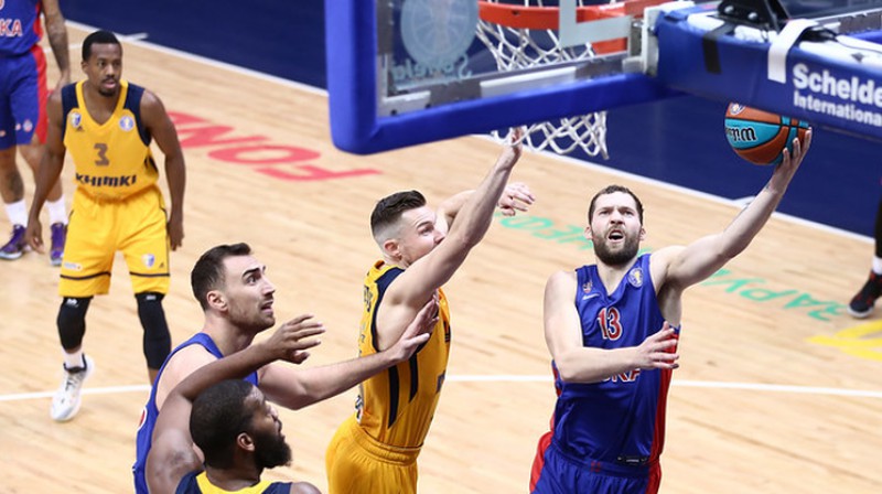 Jānis Strēlnieks (ar bumbu) pret Dairi Bertānu. Foto: vtb-league.com