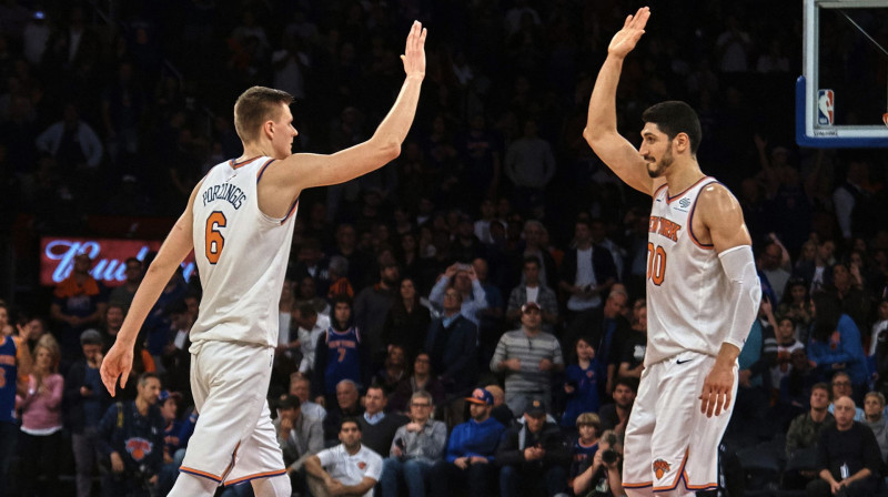 Kristaps Porziņģis un Eness Kanters Ņujorkas "Knicks" sastāvā. Foto: AP/Scanpix