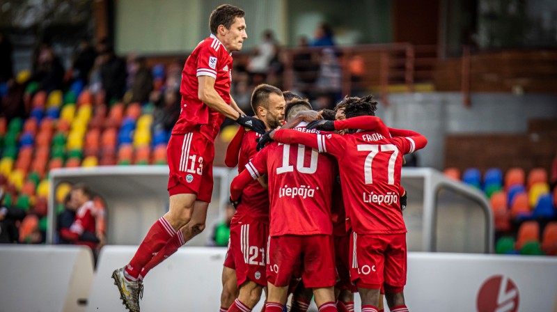 Liepājas futbola audzēknis Raivis Jurkovskis ar komandas biedriem. Foto: LFF