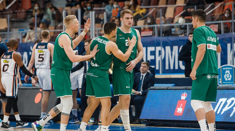 Jānis Bērziņš ar komandas biedriem sveic Rolandu Freimani. Foto: vtb-league.com