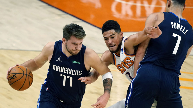 Luka Dončičs un Devins Bukers: Foto: AP/Scanpix