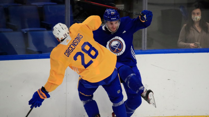 Zemgus Girgensons pret Stīvenu Fogertiju. Foto: Harry Scull Jr