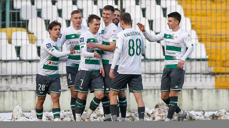 Kristers Tobers (Nr. 4) un Gdaņskas "Lechia" futbolisti svin vārtu guvumu. Foto: Lechia Gdańsk