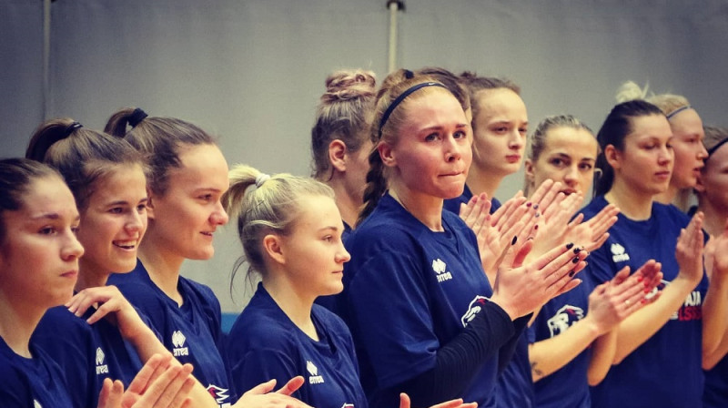 Liepājas basketbolistes, centrā Elizabete Bulāne un Katrīna Vectirāne. Foto: Ģirts Gertsons